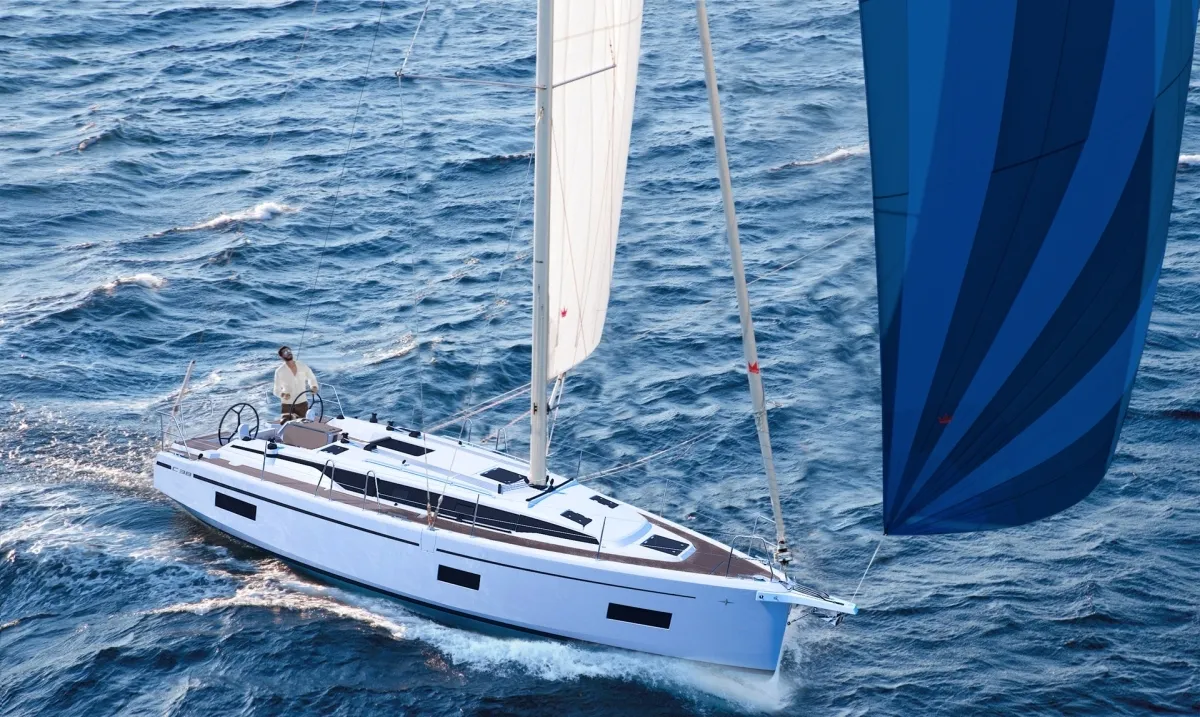Bavaria C38 / Outside View