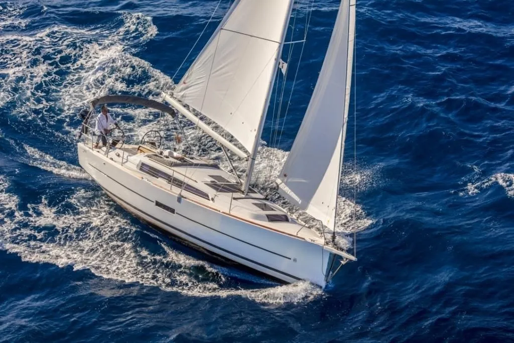 Dufour 360 / Outside View